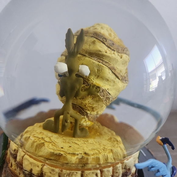 Rare Warner Bros. Road Runner and Wile E. Coyote Musical Snow Globe Vintage 1996 - Picture 8 of 10